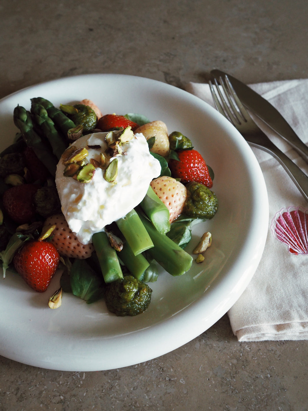 Salladernas sallad för oss som älskar pistage; Sparris och jordgubbsallad med pistagepesto och burrata!!