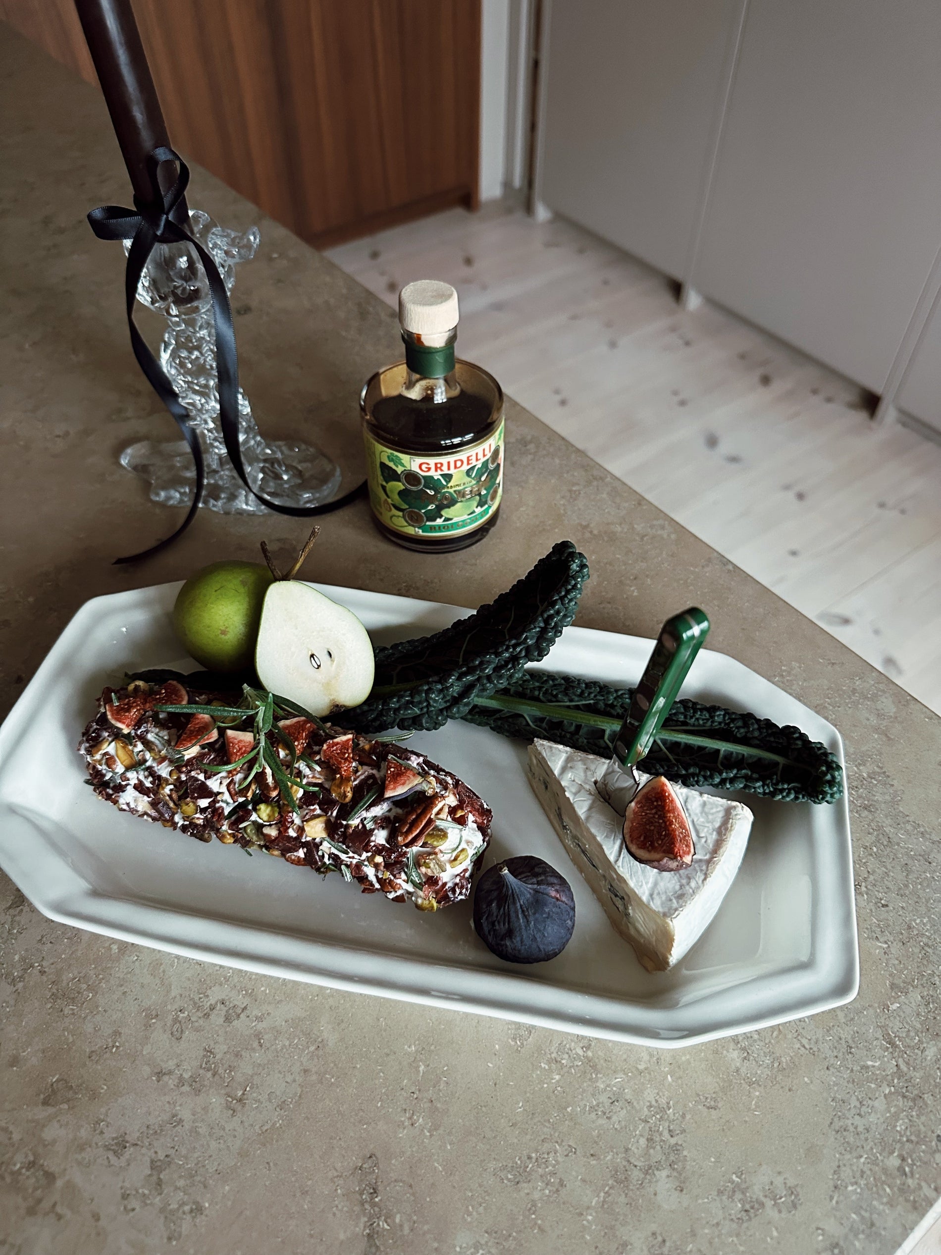 Julig getostrulle med pekannötter, tranbär, rödbetor och pistagenötter.