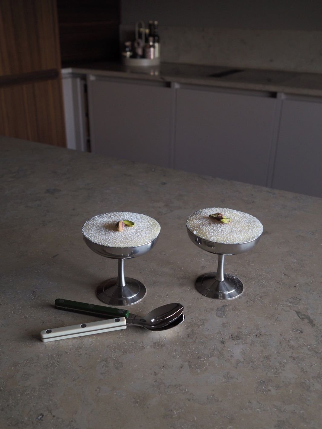 Vi tröttnar aldrig på semlor så här kommer ett grymt tips. En favorit i repris: Semla i kopp/glas!