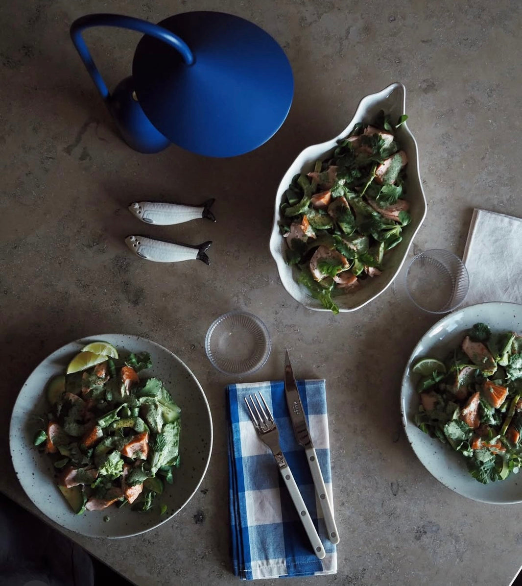 Sallad på varmrökt lax med jalapenodressing