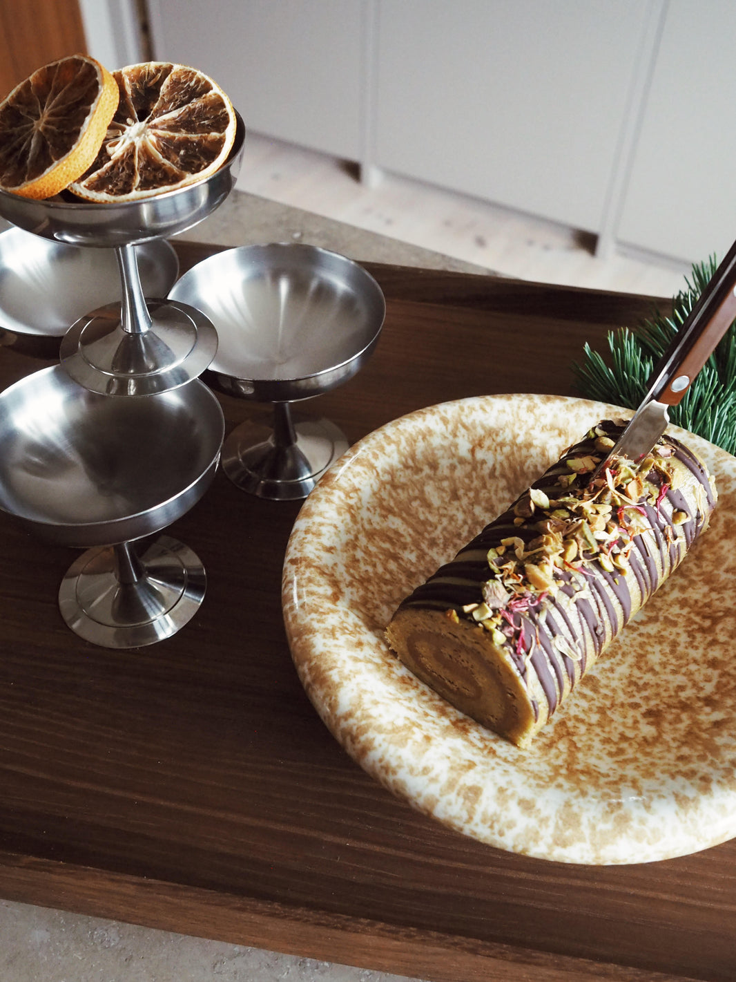 Marsipanrulle med pistage och hasselnötsnougat.