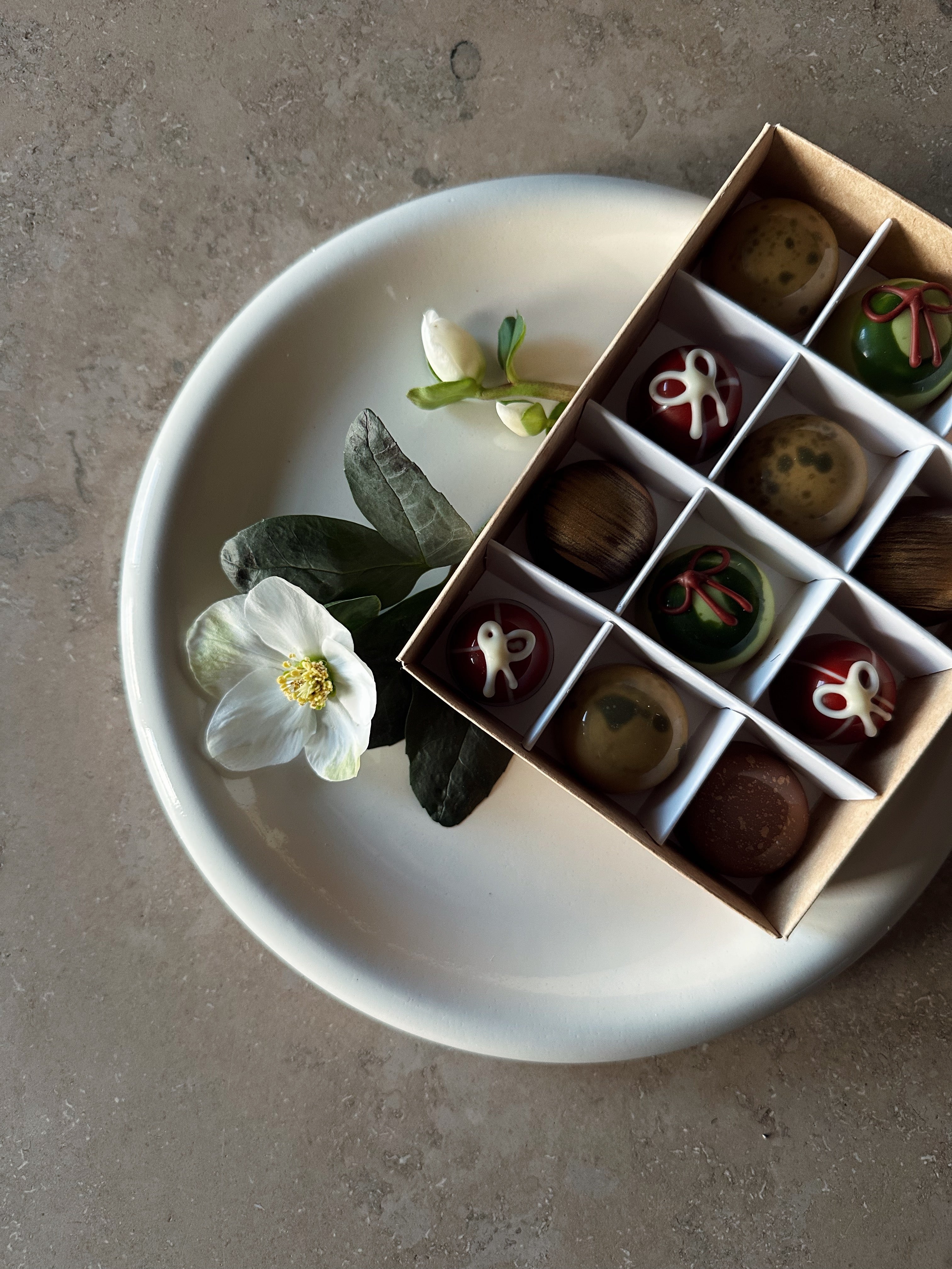 Lilla Wester Handgjorda Chokladpraliner - 12 stycken blandade smaker i presentask