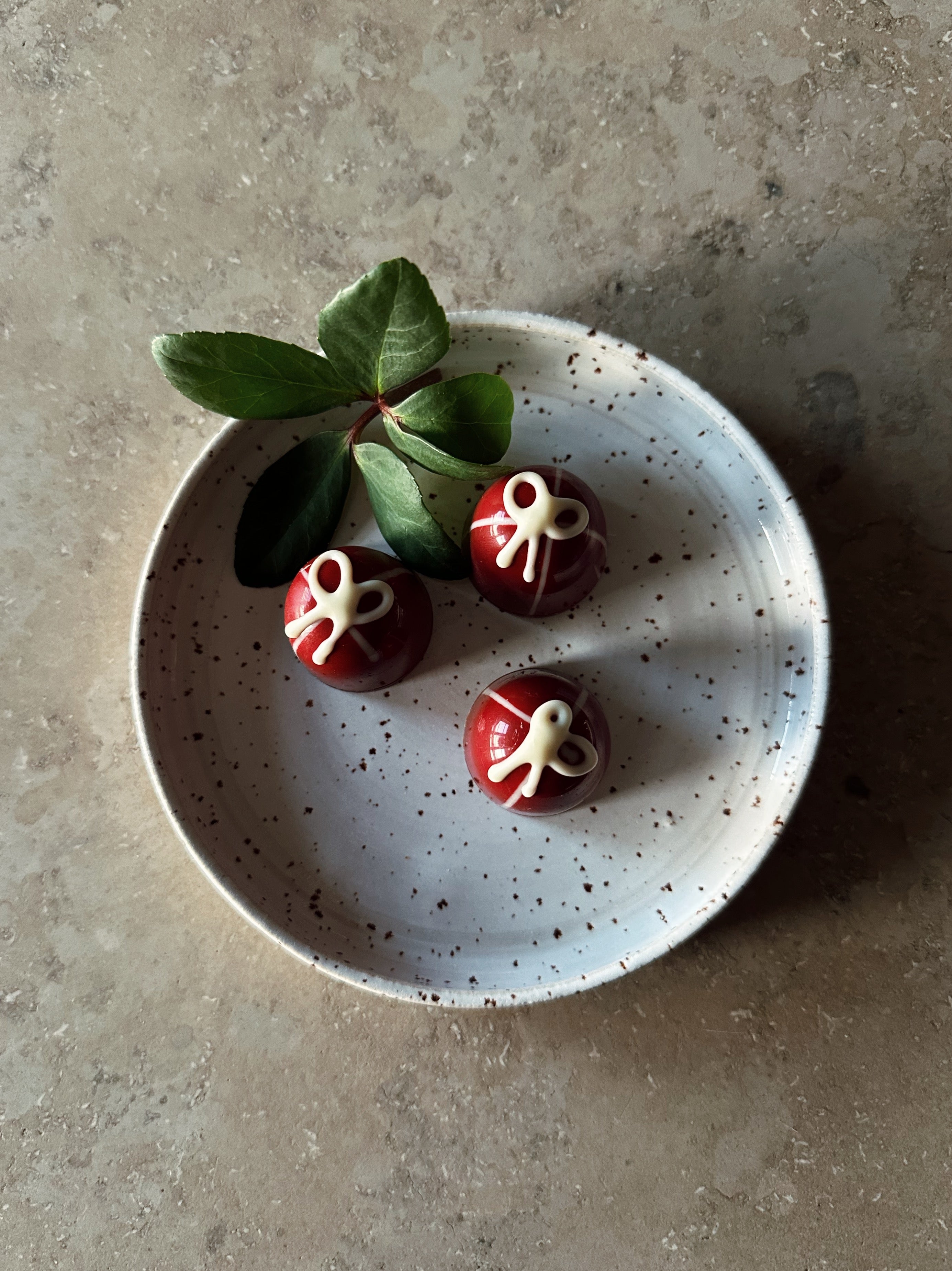 Lilla Wester Handgjorda Chokladpraliner - Lingon och Kardemumma