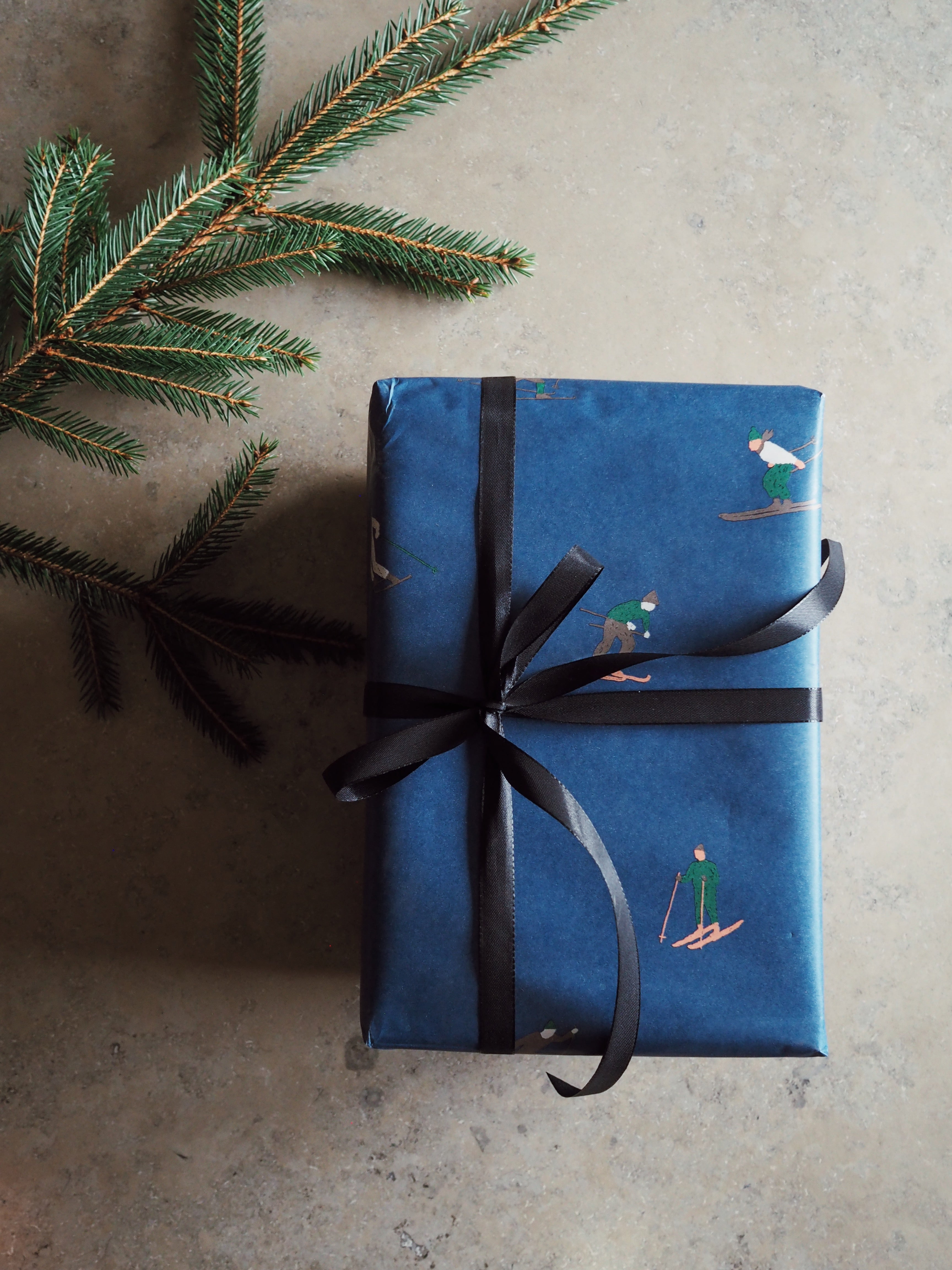 Fine Little Day Presentpapper Skiers