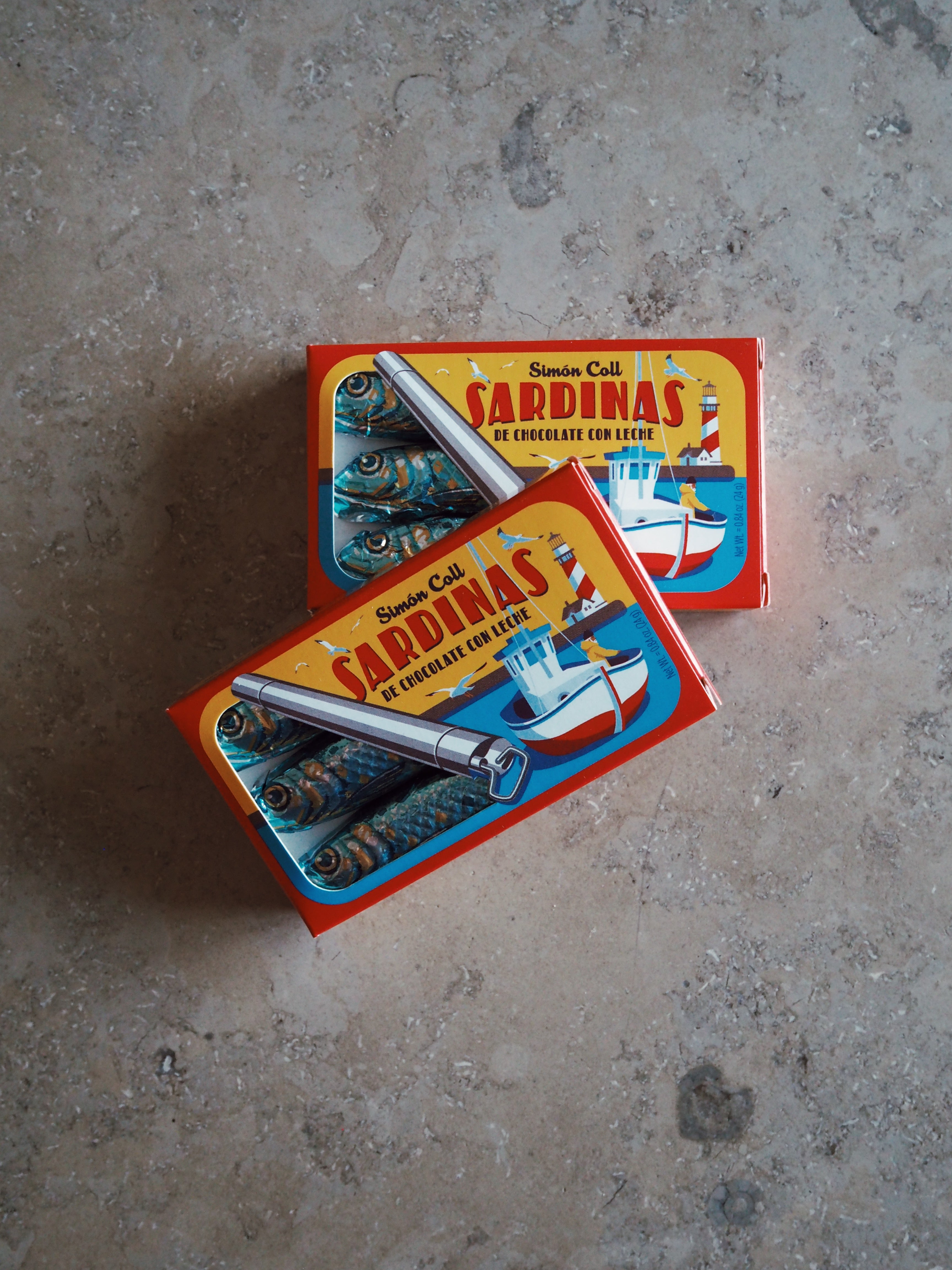 Simon Coll - Mjölkchoklad formade som sardiner i en ask